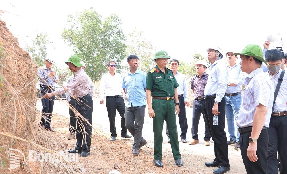 Phó chủ tịch UBND tỉnh Võ Văn Phi cũng đoàn công tác kiểm tra thực tế vị trí được đề xuất khai thác để cung cấp đất đắp cho Dự án Đường cao tốc Biên Hòa - Vũng Tàu giai đoạn 1 trong khu vực mỏ đá Tân Cang 1. Ảnh: Phạm Tùng
