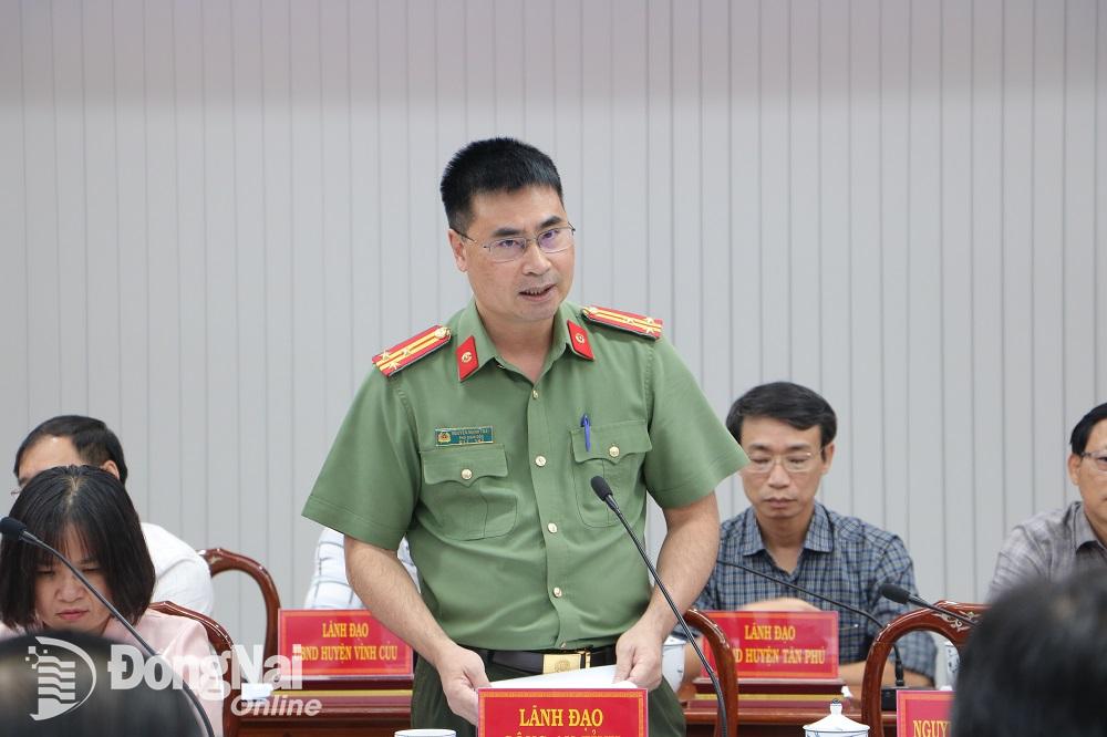 Thượng tá Nguyễn Mạnh Toàn, Phó giám đốc Công an tỉnh thông tin vụ việc tại hội nghị. Ảnh: Phạm Tùng