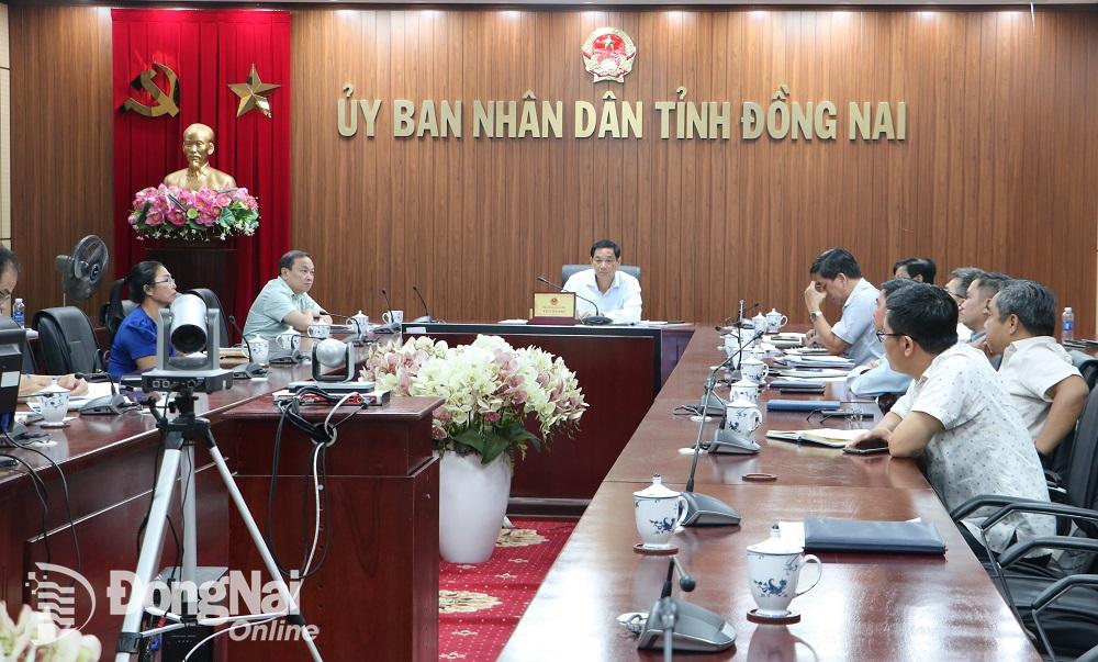Phó chủ tịch UBND tỉnh Võ Văn Phi chủ trị hội nghị tại đầu cầu UBND tỉnh Ảnh: Phạm Tùng

