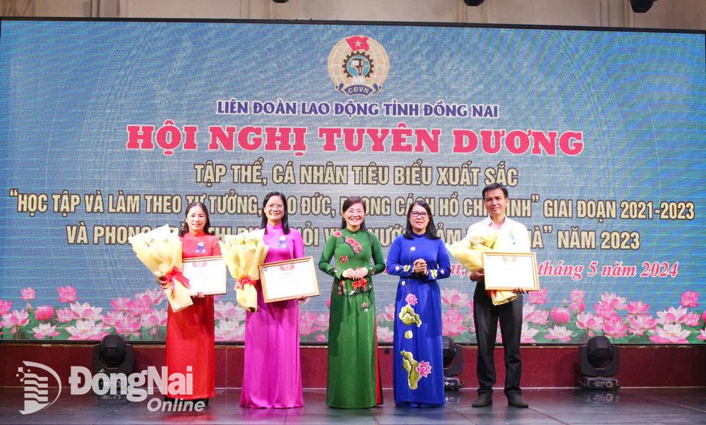 Chủ tịch Liên đoàn Lao động tỉnh Nguyễn Thị Như Ý và Phó chủ tịch thường trực Liên đoàn Lao động tỉnh trao thưởng các cá nhân, tập thể tại hội nghị