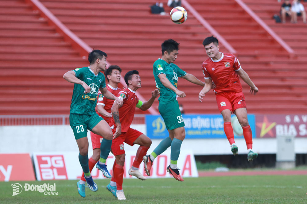Đồng Nai (áo đỏ) thất bại tối thiểu 0-1 trước đội khách Phù Đổng Ninh Bình. Ảnh: Huy Anh