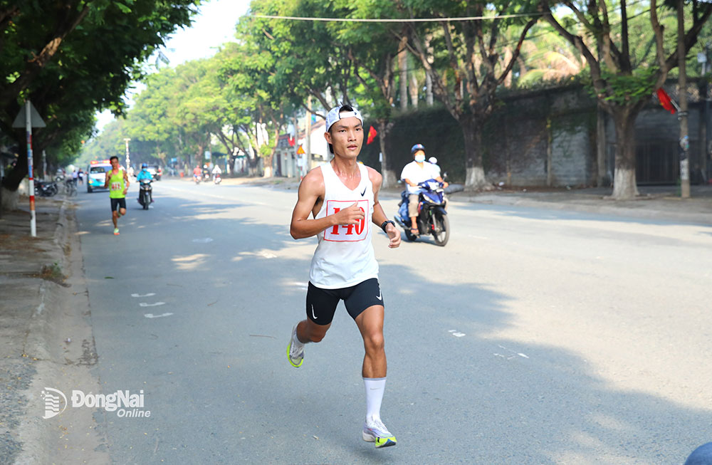 Vận động viên vô địch quốc gia nội dung full marathon Hoàng Nguyên Thanh của Bình Phước về nhất nội dung 10km nam tuyển hệ mở rộng. Ảnh: Huy Anh