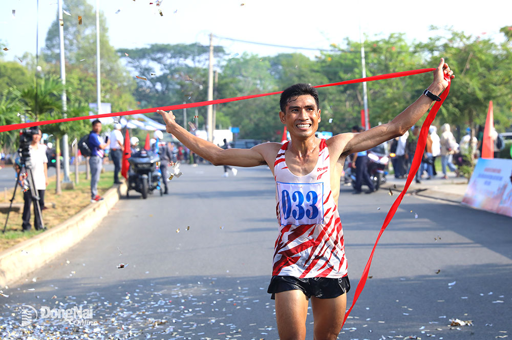 Vận động viên Nguyễn Ngọc Quý (huyện Vĩnh Cửu) về đích đầu tiên nội dung 10km nam thanh niên. Ảnh: Huy Anh 