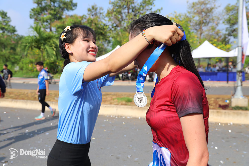 Trao kỷ niệm chương cho các vận động viên hoàn thành các cự ly đăng ký tham dự. Ảnh: Huy Anh