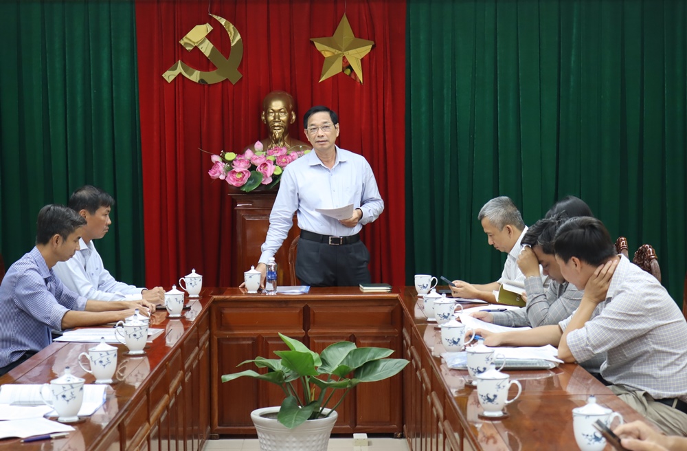 Phó chủ tịch UBND tỉnh Võ Văn Phi phát biểu kết luận buổi làm việc. Ảnh: Hoàng Lộc