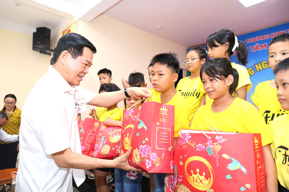 Đồng chí Bí thư Tỉnh ủy Nguyễn Hồng Lĩnh trao quà cho các em thiếu nhi tại Trung tâm công tác xã hội tỉnh. Ảnh: Huy Anh