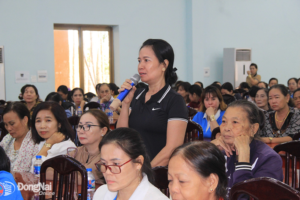 Hội viên, phụ nữ huyện Cẩm Mỹ đặt câu hỏi, tình huống pháp lý và được các luật sư giải đáp ngay sau phiên tòa giả định. Ảnh: Cẩm Tú