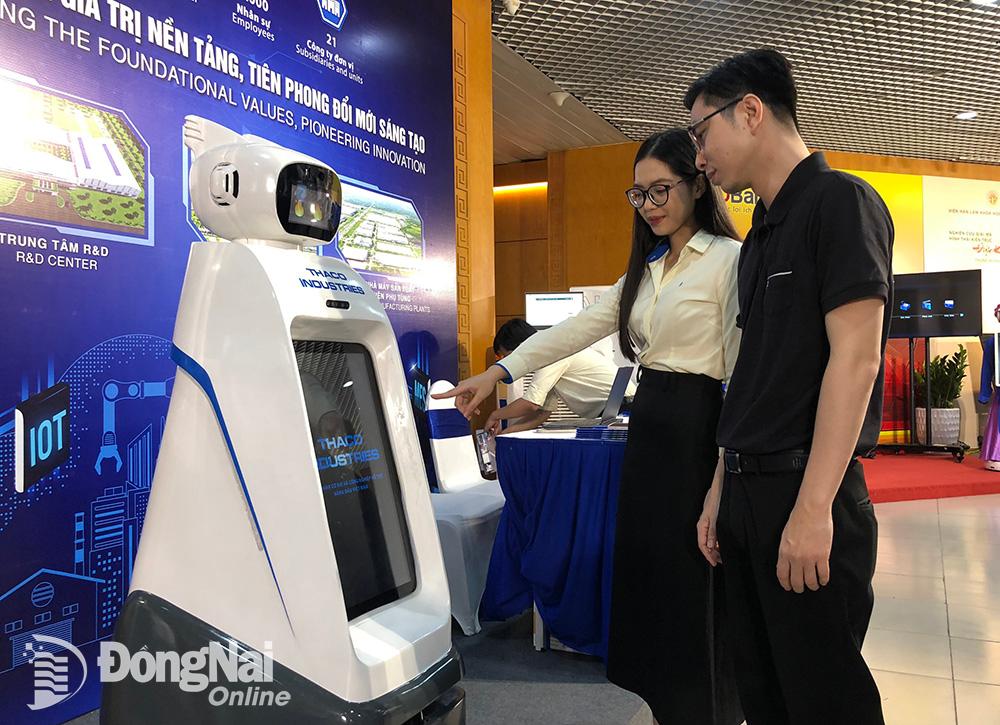 Gian trưng bày các sản phẩm, robot ứng dụng công nghệ cao tại triển lãm. Ảnh: Hải Hà