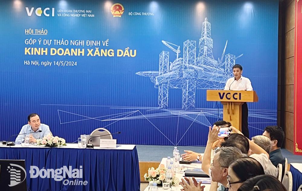 Phó tổng thư ký kiêm Trưởng ban pháp chế VCCI Đậu Anh Tuấn phát biểu khai mạc hội thảo. Ảnh: Vi Lâm