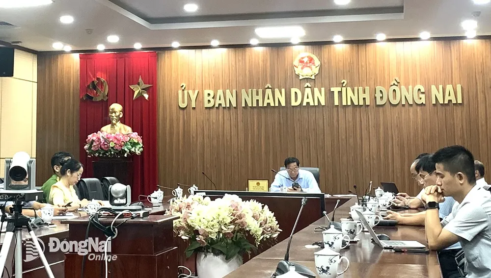 Phó chủ tịch UBND tỉnh Võ Văn Phi chủ trì tại điểm cầu Đồng Nai. Ảnh: B.Nguyên