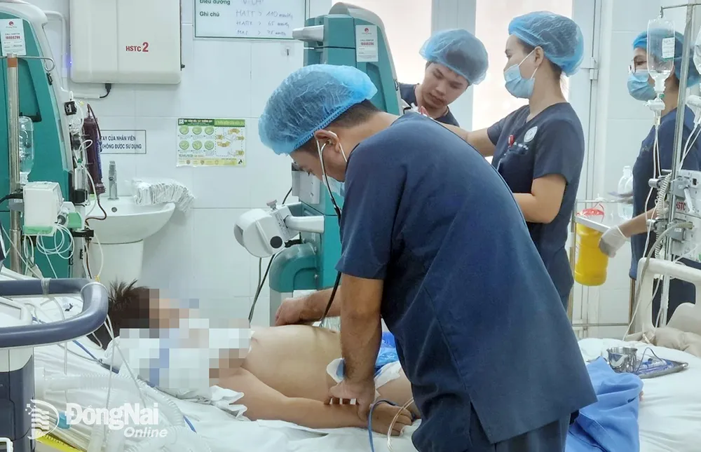 Bác sĩ Bệnh viện Nhi đồng Đồng Nai khám cho bé Anh. Ảnh: Bích Nhàn