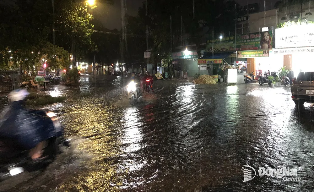 Mưa lớn gây ngập đường vào khu dân cư ở phường Tân Hiệp (thành phố Biên Hòa). Ảnh: Lê Duy