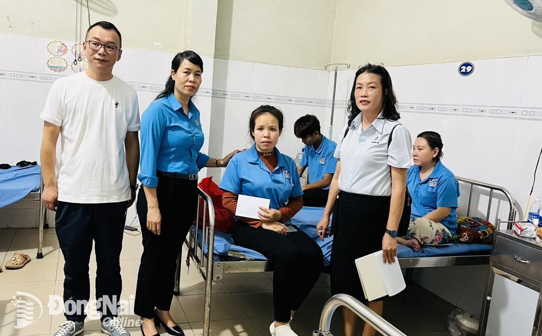 Lãnh đạo Liên đoàn Lao động huyện Trảng Bom và Công ty TNHH De Chang Việt Nam thăm hỏi công nhân nghi bị ngộ độc thực phẩm sáng 16-5. Ảnh: CTV