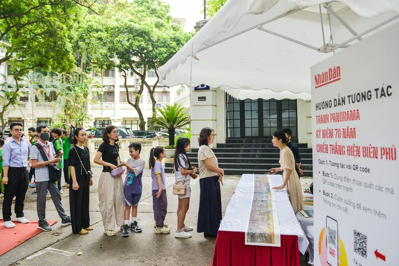 Bạn đọc xếp hàng từ sớm để nhận phụ san đặc biệt của Báo Nhân Dân vào ngày 11 - 12/5 tại 71 Hàng Trống. (Ảnh: THẾ ĐẠI)

