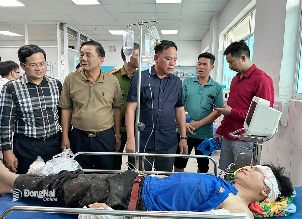 Quyền Chủ tịch UBND tỉnh Võ Tấn Đức cùng lãnh đạo các ngành chức năng đã đến thăm, chia sẻ với những công nhân bị thương nặng. Ảnh: Nguyễn Hòa - Hạnh Dung