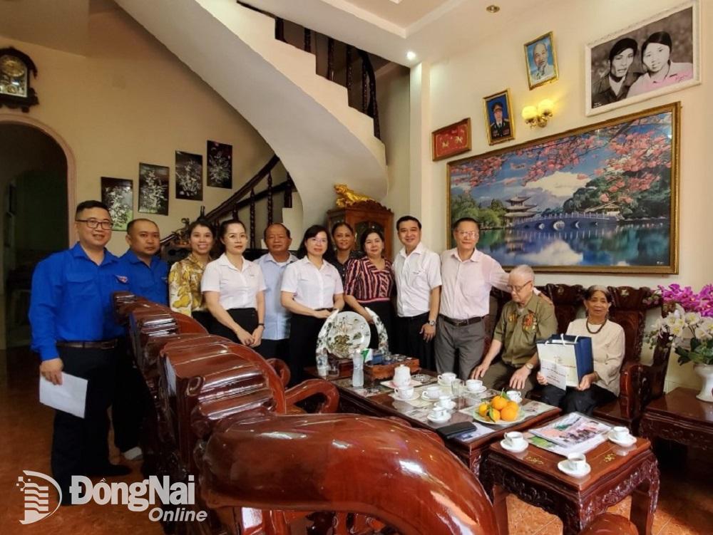 Giám đốc Sở Xây dựng thăm gia đình cụ Chu Mạnh Thắng ở khu phố 11, phường An Bình, thành phố Biên Hòa. Ảnh: CTV.

