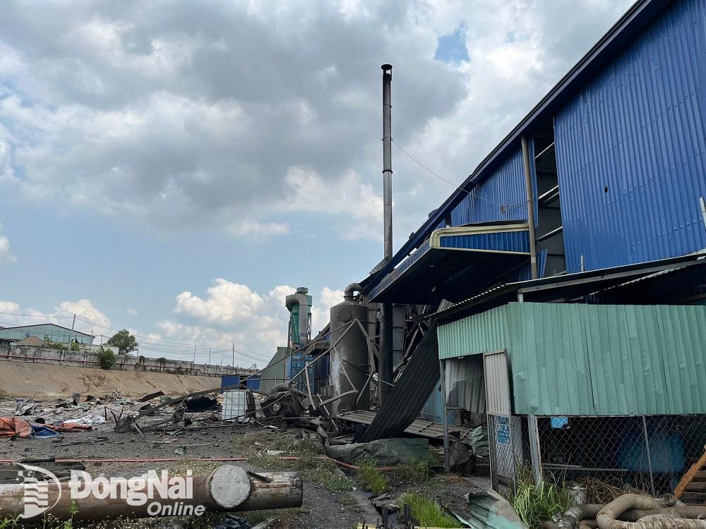 Hiện trường vụ tai nạn nổ lò hơi tại Công ty Trách nhiệm hữu hạn Thương mại và sản xuất gỗ Bình Minh. Ảnh: CTV 