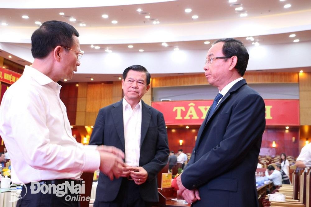 Bí thư Tỉnh ủy Nguyễn Hồng Lĩnh trao đổi với các đại biểu tham dự hội nghị. Ảnh CTV