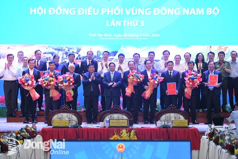 Thủ tướng Chính phủ Phạm Minh Chính tặng hòa chúc mừng lãnh đạo các địa phương Vùng Đông Nam Bộ. Ảnh CTV