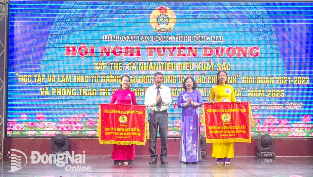Phó chủ tịch Tổng LĐLĐ Việt Nam Thái Thu Xương, Phó Bí thư thường trực Tỉnh ủy Hồ Thanh Sơn trao cờ thi đua cho tập thể tại hội nghị