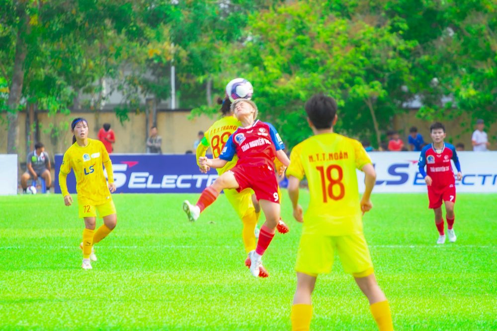 Thắng Thái Nguyên T&T 3-1, Thành phố Hồ Chí Minh I (áo vàng) duy trì dẫn bảng sau 3 lượt trận. Ảnh: VFF