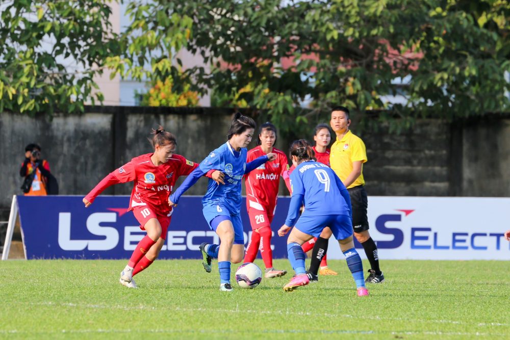 Hà Nội (áo đỏ) có trận thắng quan trọng 1-0 trước Phong Phú Hà Nam. Ảnh: VFF