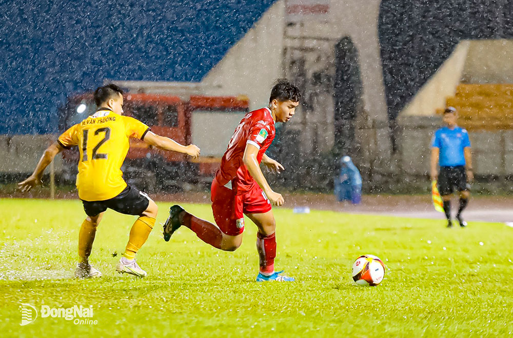 Hòa 0-0 với Hòa Bình trên sân nhà, Đồng Nai FC (áo đỏ) gần đạt mục tiêu trụ hạng. Ảnh: CTV