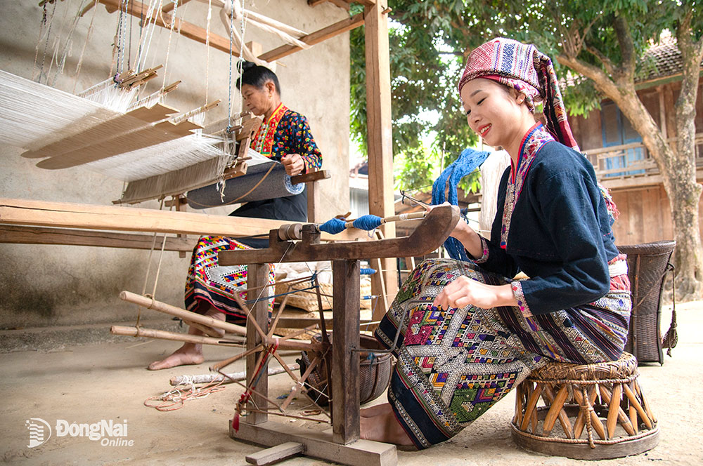 Người dân bản Na Sang 1, xã Na Sang, huyện Mường Chà giữ gìn nghề dệt truyền thống.
