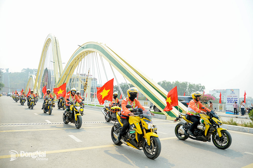 Đoàn mô tô dẫn đường cuộc đua xe đạp tranh Cúp Truyền hình Thành phố Hồ Chí Minh lần thứ 36-2024 với chủ đề Non sông liền một dải chạy qua cầu Thanh Bình ở trung tâm thành phố Điện Biên Phủ.