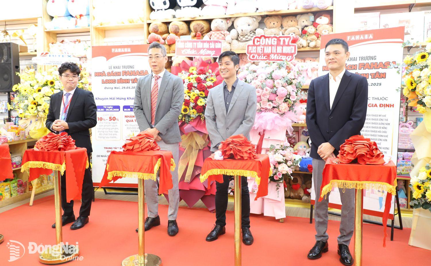 Các đại biểu cắt băng khai trương lại Nhà sách Fahasa Long Bình Tân, thành phố Biên Hòa