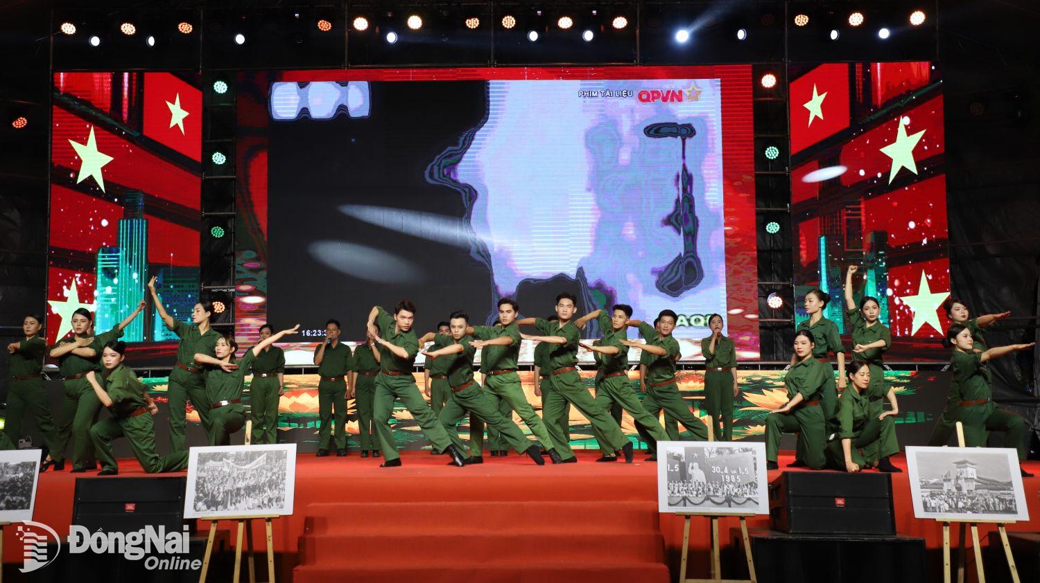 Nhà hát Nghệ thuật Đồng Nai biểu diễn, phục vụ khán giả tối 30-4 tại công viên Dương Tử Giang. Ảnh: My Ny