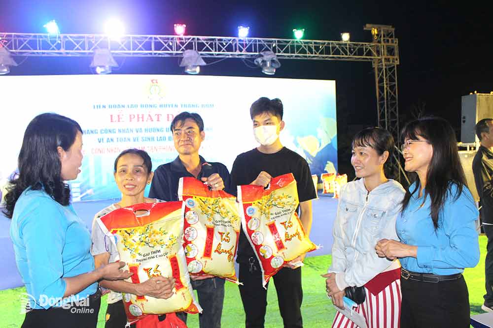 Phó chủ tịch thường trực Liên đoàn Lao động tỉnh Bùi Thị Bích Thủy (bìa phải) cùng cán bộ Công đoàn huyện Trảng Bom trao quà cho lao động có hoàn cảnh khó khăn. Ảnh: N.Hòa