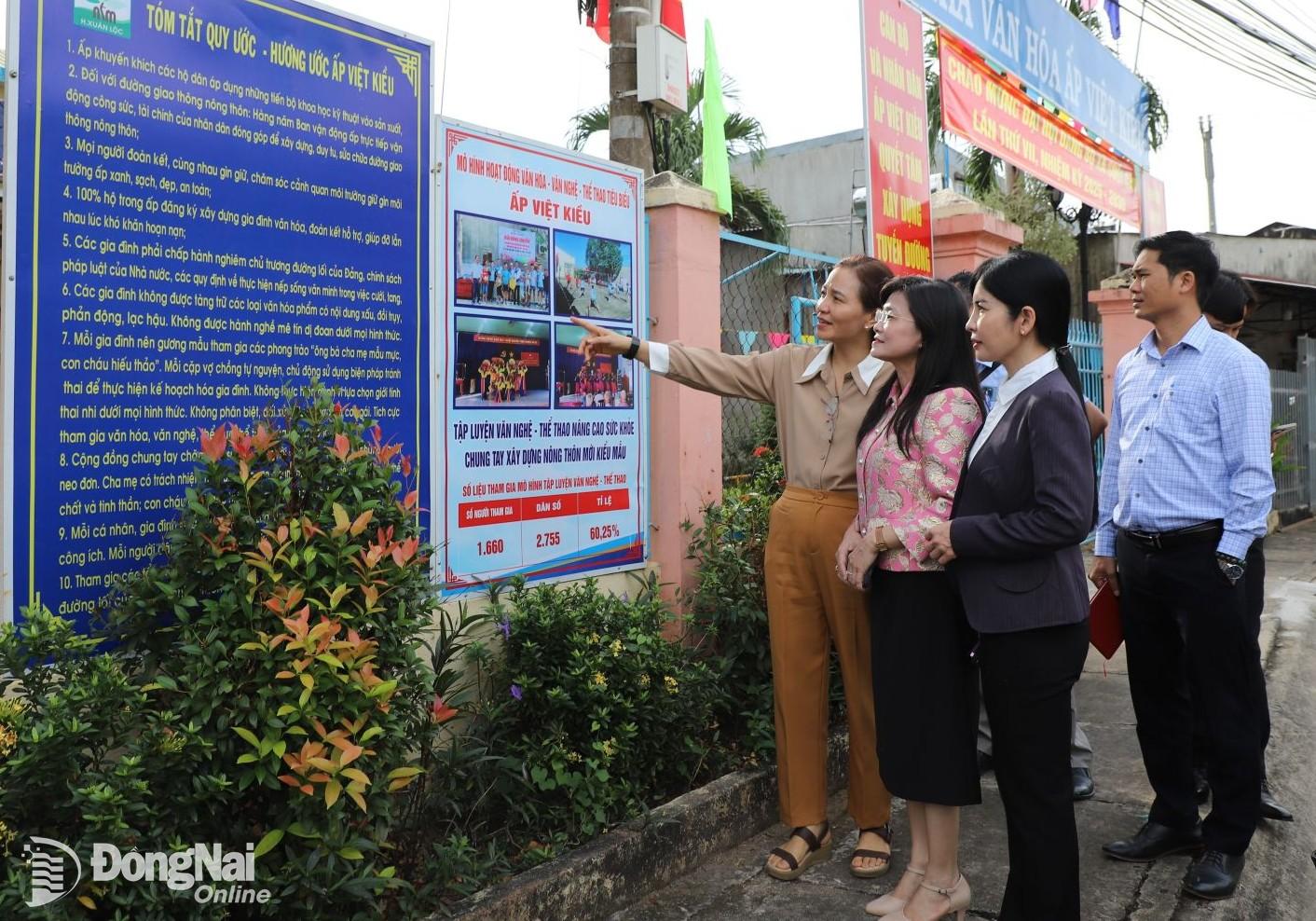 Các thành viên Ban chỉ đạo phong trào Toàn dân đoàn kết xây dựng đời sống văn hóa tỉnh kiểm tra thực hiện ấp, khu phố văn hóa tại huyện Xuân Lộc. Ảnh: My Ny