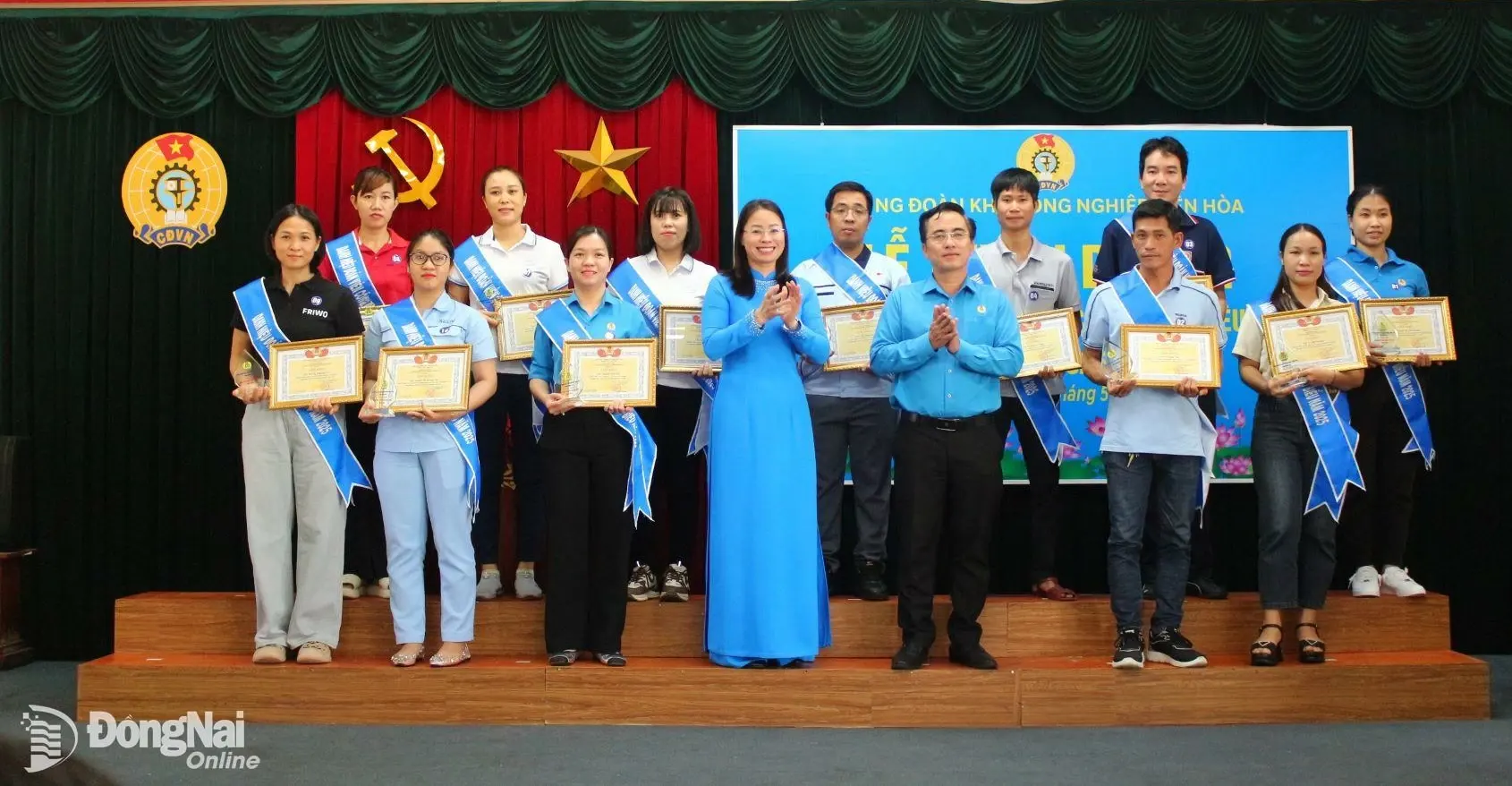 Các đoàn viên tiêu biểu được tuyên dương tại hội nghị. Ảnh: N.Hòa
