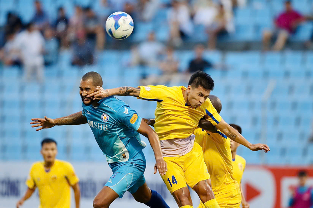 Cả SHB.Đà Nẵng (áo xanh) và Quảng Nam đều phải tự cứu mình.