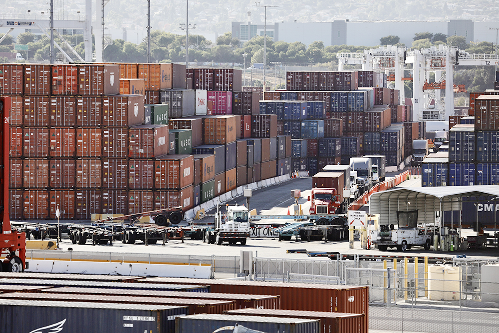 Quang cảnh cảng hàng hóa ở Los Angeles, California, Mỹ. Ảnh: THX/TTXVN