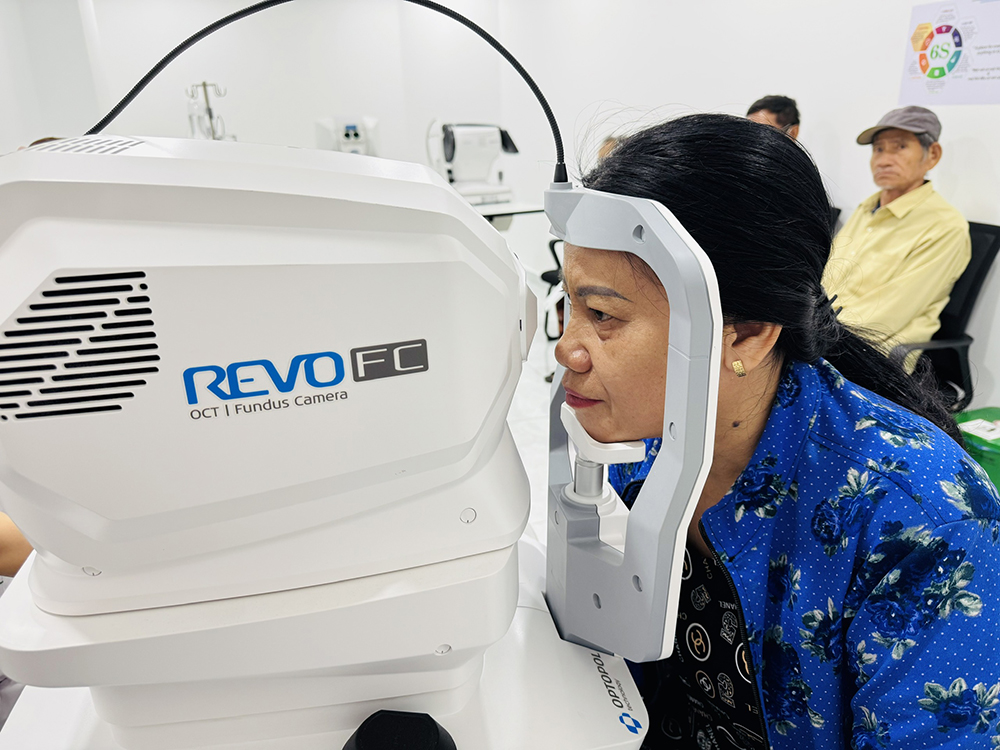 Chụp cắt lớp võng mạc cho bệnh nhân tại Bệnh viện Mắt Hà Nội – Đồng Nai. Ảnh: M.K