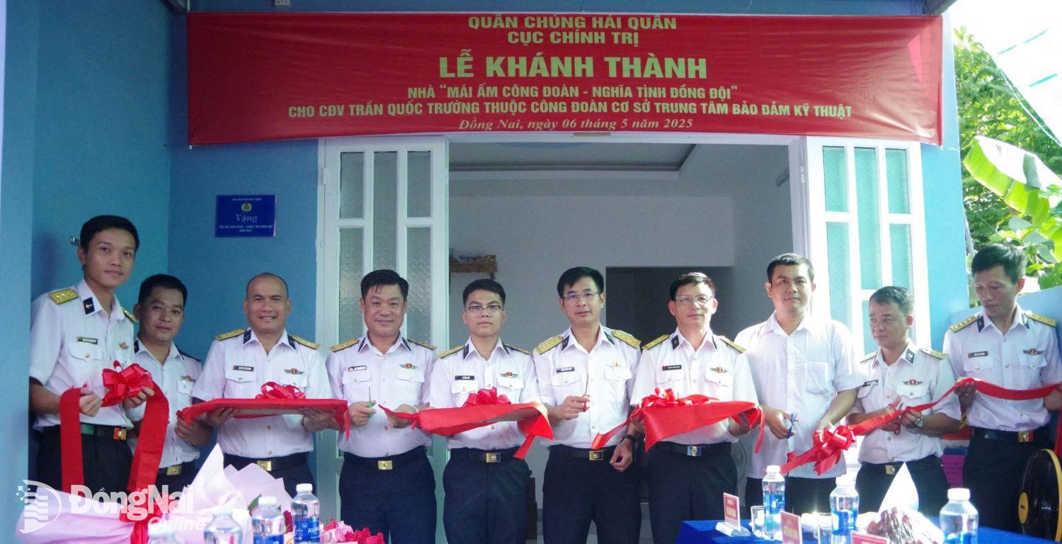 Các đại biểu cắt băng khánh thành căn nhà. Ảnh: Sang Tiến