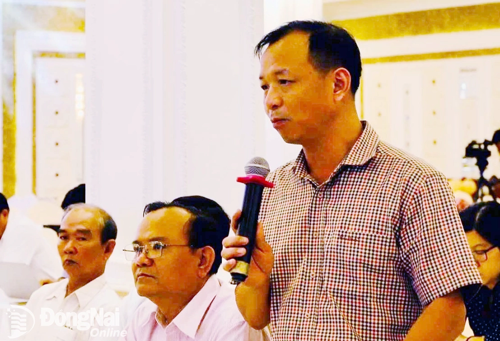 Đại diện Sở Nông nghiệp và môi trường trả lời ý kiến của nông dân. Ảnh: B.Nguyên