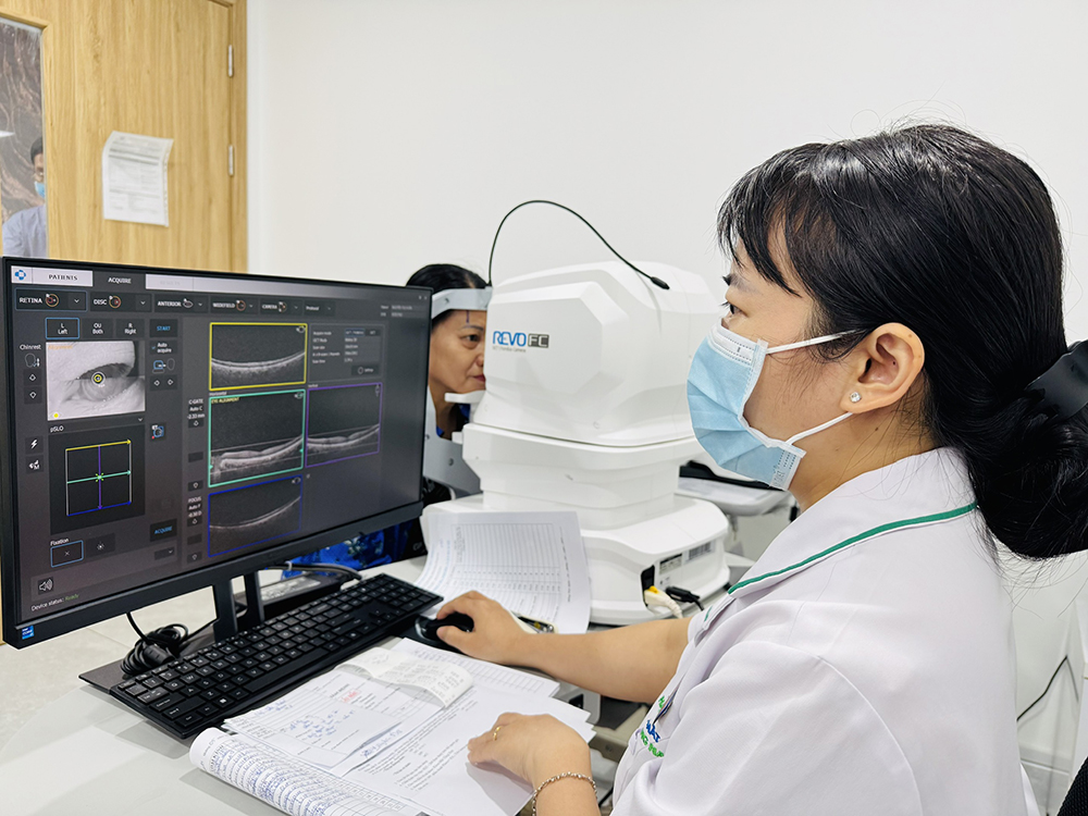 Chụp cắt lớp võng mạc cho bệnh nhân tại Bệnh viện Mắt Hà Nội – Đồng Nai. Ảnh: M.K