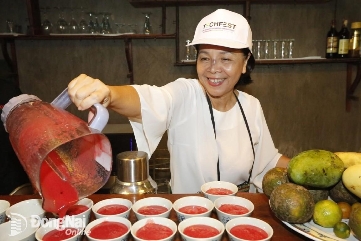 Bà Dương Thị Ngọc Phương, Giám đốc Công ty TNHH Thế giới hoang dã, làm món thực dưỡng phục vụ khách du lịch tại khu nghỉ dưỡng. Ảnh: Ngọc Liên