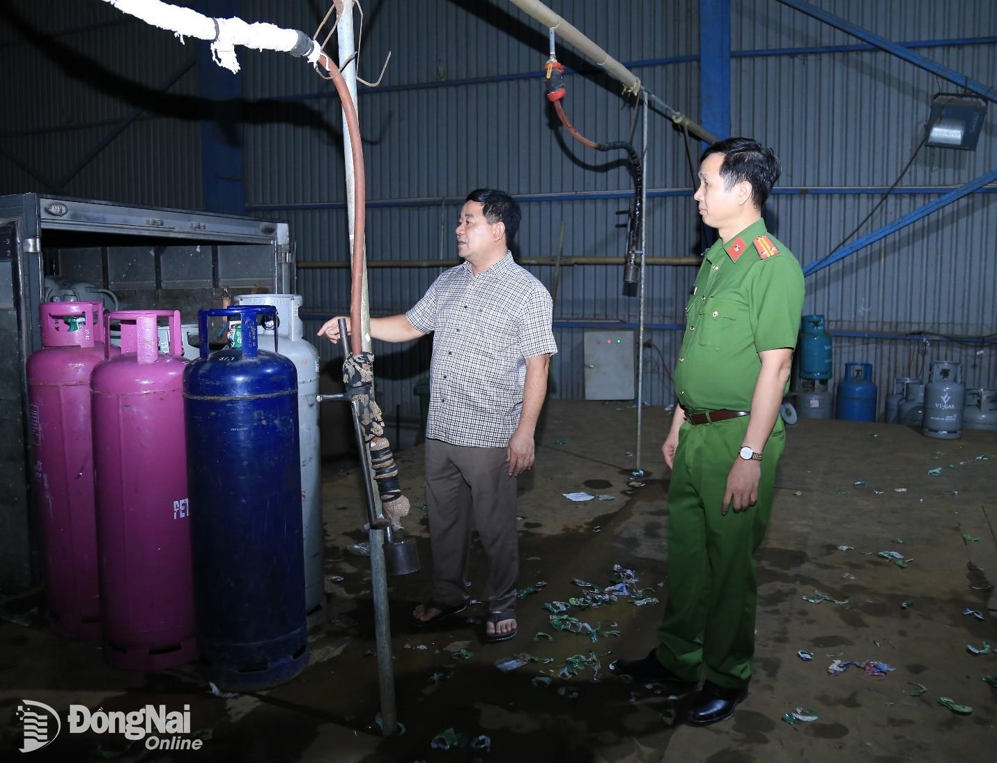 Thượng tá Nguyễn Văn Võ, Trưởng phòng Cảnh sát quản lý hành chính về trật tự xã hội Công an tỉnh (bên trái) cùng cán bộ đơn vị trực tiếp kiểm tra tại các cơ sở kinh doanh gas. Ảnh: Công an tỉnh