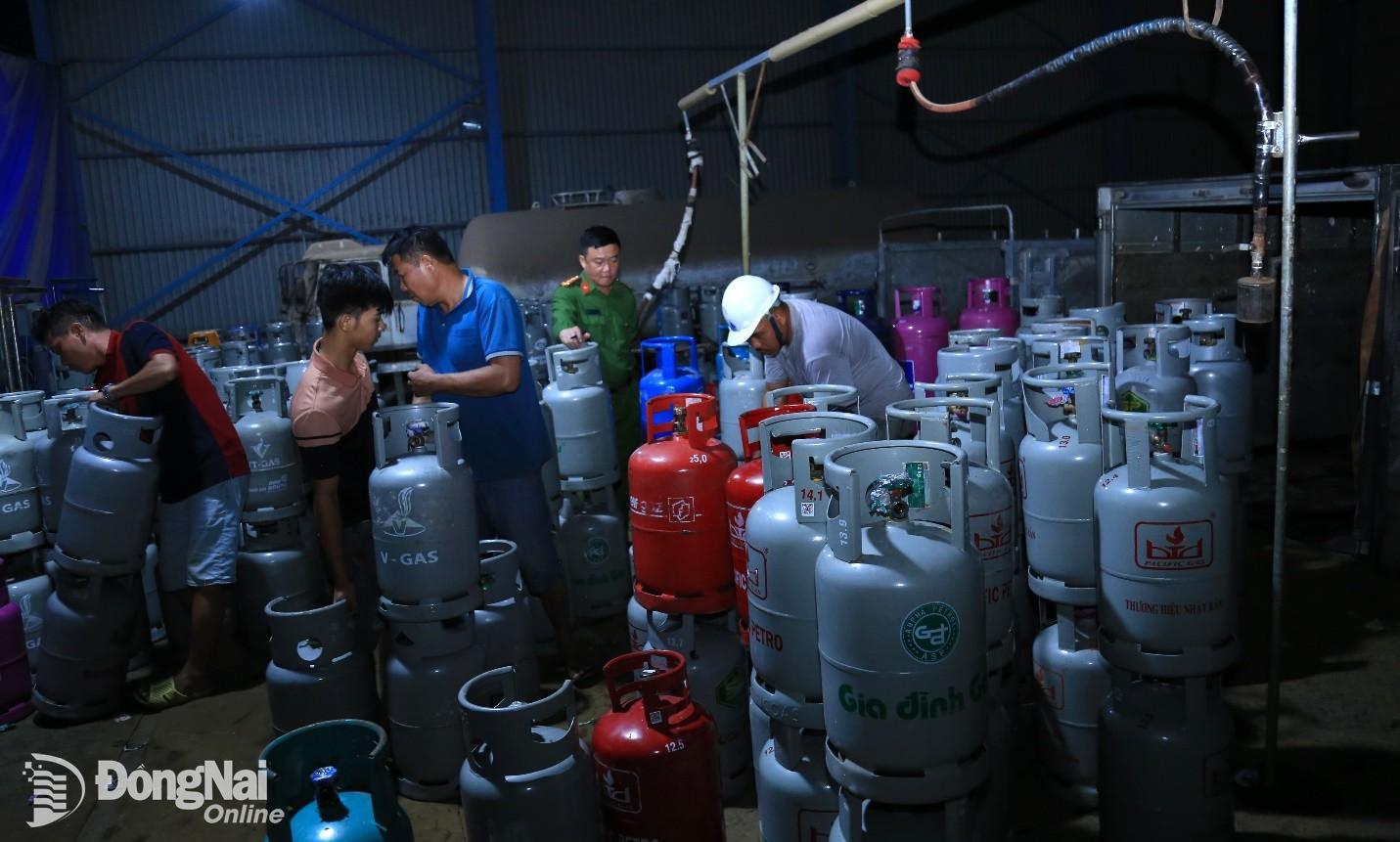 Lực lượng công an kiểm tra, phát hiện nhiều bình gas có các vi phạm tại những cơ sở trên. Ảnh: Công an tỉnh