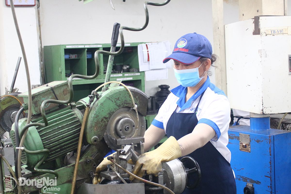 Công nhân Công ty TNHH Công nghiệp Broad Bright (huyện Trảng Bom) trong giờ làm việc. Ảnh: T.My

