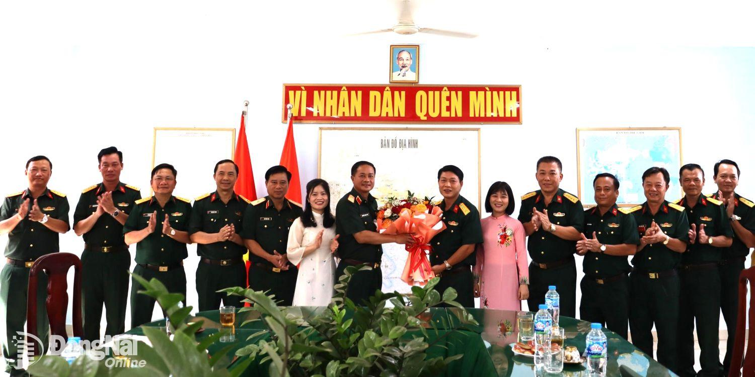 Đại tá Phùng Thế Hùng tặng hoa chúc mừng Quân đoàn 12 hoàn thành xuất sắc nhiệm vụ. Ảnh: Nguyệt Hà