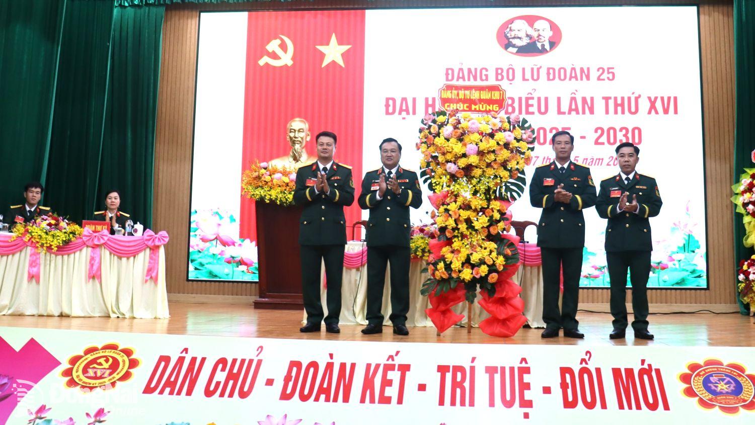 Thiếu tướng Trần Vinh Ngọc (thứ 2 từ trái qua), Bí thư Đảng ủy, Chính ủy Quân khu phát biểu chỉ đạo và tặng hoa chúc mừng đại hội. Ảnh: Nguyệt Hà