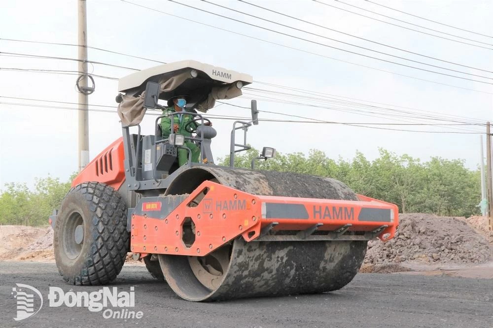 Thi công Dự án Đường cao tốc Biên Hòa - Vũng Tàu đoạn qua địa bàn tỉnh. Ảnh: Phạm Tùng