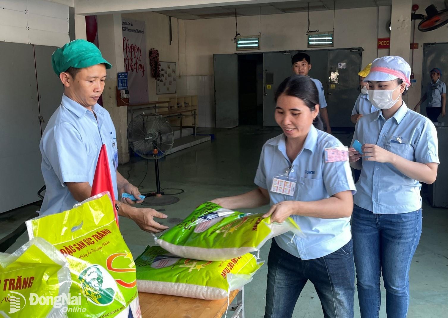 Công nhân phấn khởi nhận quà 10kg gạo. Ảnh: CĐ