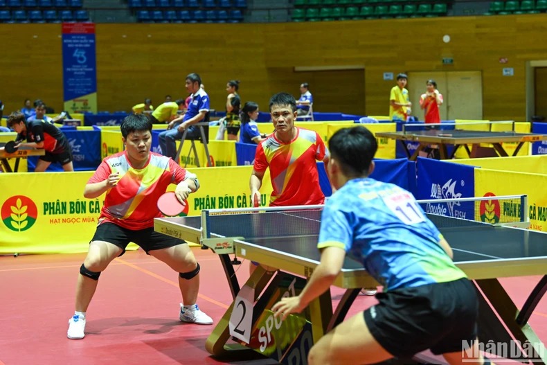 Đôi vận động viên Nguyễn Thành Luân - Lê Hoàng Thùy Lam (Đồng Nai) giành thắng lợi trong ván đấu đầu tiên với tỷ số 11-9. Ảnh: Báo Nhân dân
