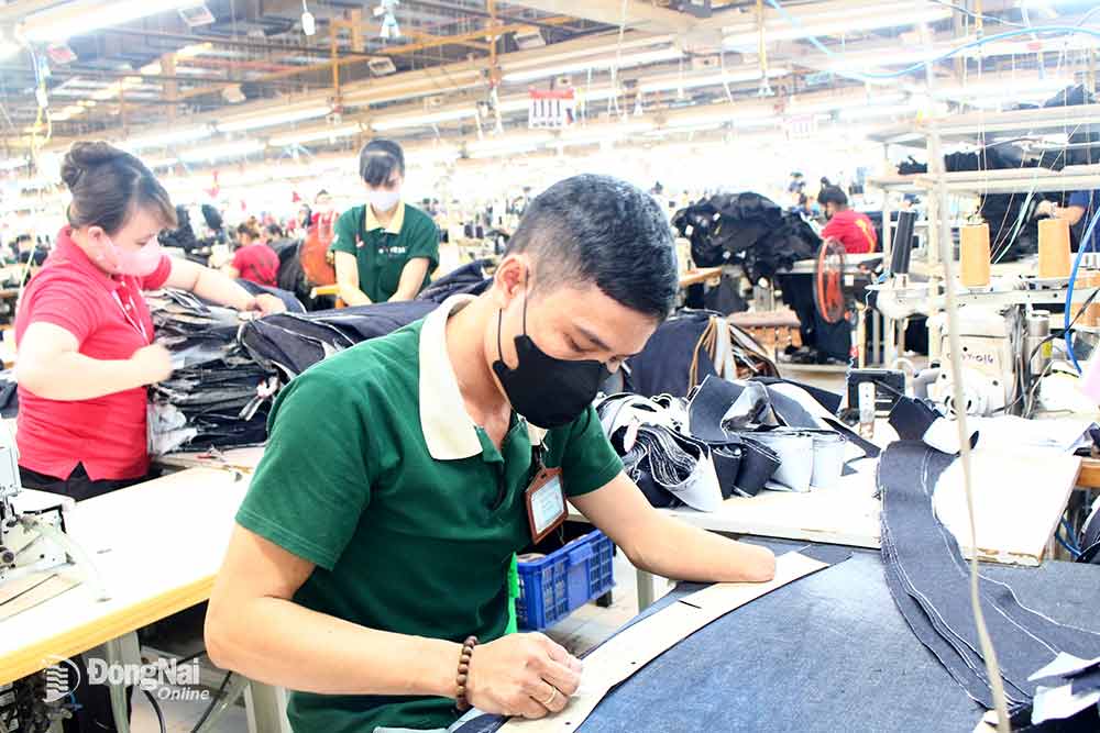 Anh Trần Xuân Ngọc, công nhân Công ty TNHH Saitex International Đồng Nai, làm việc tại xưởng sản xuất. Ảnh: T.My